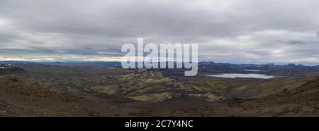 Ampio panorama colorato, vista panoramica sul paesaggio vulcanico a Lakagigar, catena craterica del vulcano Laki con licheni verdi, muschio e laghi Kambavatn e. Foto Stock