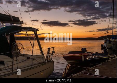 Courtmacsherry, West Cork, Irlanda. 20 luglio 2020. Il cielo si crogiola in una tonalità arancione come preludio ad una giornata di sole a West Cork. Credit: Notizie dal vivo di AG/Alamy Foto Stock