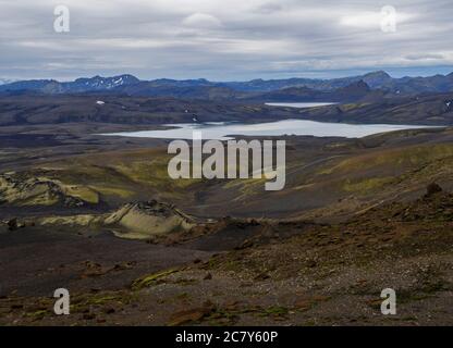 Ampio panorama colorato, vista panoramica sul paesaggio vulcanico di Lakagigar, catena craterica del vulcano Laki con licheni verdi, muschio e laghi Foto Stock