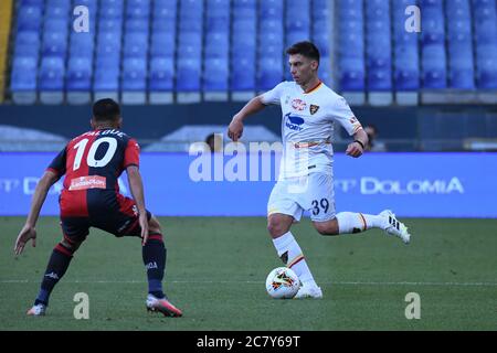 Iago Falque (Genova), CRISTIAN DELl'ORCO (Lecce) durante Genova vs Lecce, serie a italiana di calcio, Genova, Italia, 19 lug 2020 Foto Stock