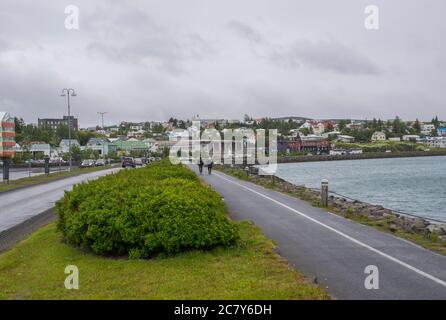 Islanda, Hafnarfjordur, 9 luglio 2018: Fjordur, Fjardargata vista sulla strada principale e la riva del mare di Hafnarfjordur, Reykjavik Foto Stock