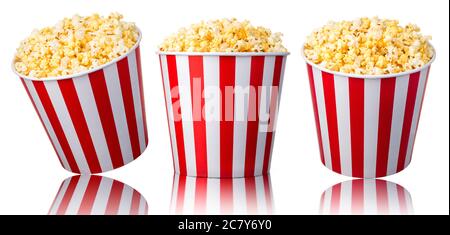 Set di secchi a strisce di carta con popcorn isolato su sfondo bianco Foto Stock