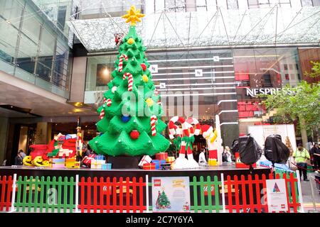 L'albero di Natale LEGO fuori Westfield Sydney all'angolo tra Pitt Street e Market Street è il più grande dell'emisfero meridionale. Foto Stock