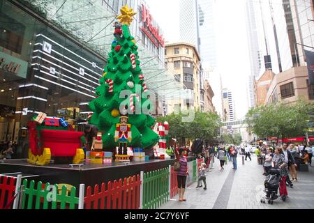 L'albero di Natale LEGO fuori Westfield Sydney all'angolo tra Pitt Street e Market Street è il più grande dell'emisfero meridionale. Foto Stock