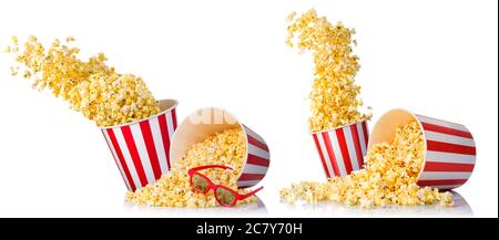 Set di popcorn volanti dal secchio di carta e popcorn sparsi isolato su bianco Foto Stock