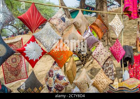 Ricamo a mano su cuscino dalla fiera artigianale surajkund Foto Stock