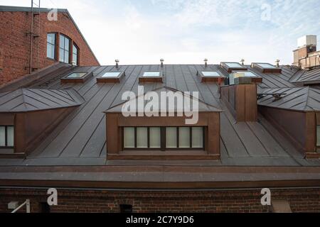 Frammenti di edifici e tetti nella città di Helsinki, sera. Foto di alta qualità Foto Stock