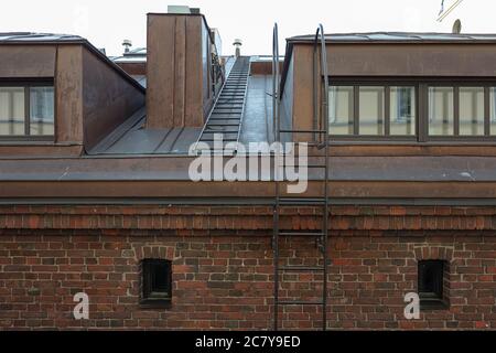 Frammenti di edifici e tetti nella città di Helsinki, sera. Foto di alta qualità Foto Stock