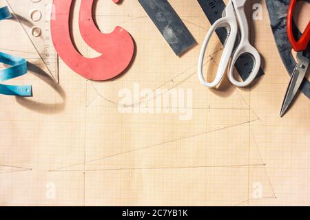 Sfondo con attrezzi per cucire e lavorare a maglia e accessori. Set per l'ago su tessuto di lino. Immagine ripresa dall'alto, vista dall'alto. Un sacco di copyspa Foto Stock