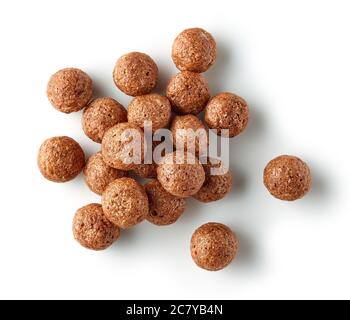 colazione palle di cioccolato con cereali isolate su sfondo bianco, vista dall'alto Foto Stock