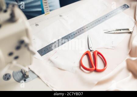 Sfondo con attrezzi per cucire e lavorare a maglia e accessori. Set per l'ago su tessuto di lino. Immagine ripresa dall'alto, vista dall'alto. Un sacco di copyspa Foto Stock