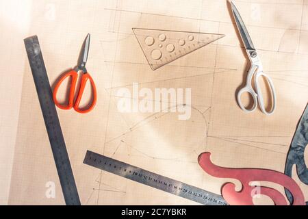 Foto di una maschera con motivo a forma di tuta con metro a nastro, gesso e forbici. Attrezzi e accessori per cucire e sartoriare. Foto Stock