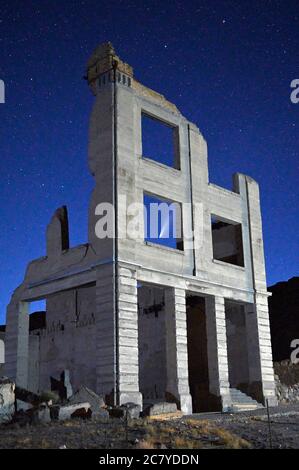 Rhyolite, Nevada, USA. 19 luglio 2020. Il Comet NEOWISE (C/2020 F3) è visto nel cielo sopra le rovine del Cook Bank edificio 19 luglio 2020 nella città fantasma di Rhyolite, Nevada. La cometa prende il nome dal Near-Earth Object Wide-Field Infrared Survey Explorer della NASA, che lo scoprì a marzo. Si trova a circa 3 miglia di larghezza e 70 milioni di miglia dalla Terra, viaggiando a 144,000 miglia all'ora di allontanamento dal sole. Lo storico sito minerario, che alla sua vetta vantava oltre 5000 residenti, si trova a 120 miglia a nord di Las Vegas. Credit: David Becker/ZUMA Wire/Alamy Live News Foto Stock