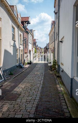 Belle stradine strette nel centro della città anseatica di Zutphen con belle case colorate e fiori sul lato della strada Foto Stock