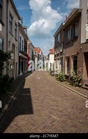 Belle stradine strette nel centro della città anseatica di Zutphen con belle case colorate e fiori sul lato della strada Foto Stock