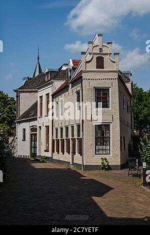 Belle stradine strette nel centro della città anseatica di Zutphen con belle case colorate e fiori sul lato della strada Foto Stock
