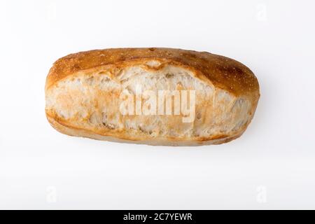 Baguette francese piccola isolata su sfondo chiaro. Foto Stock