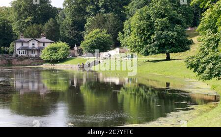 Vista estiva del lago presso Studley Royal, vicino a Fountains Abbey, Rion, North Yorkshire Foto Stock
