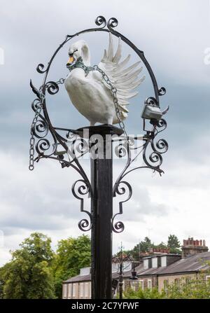 Insegna storica scolpita fuori dall'Old Swan Hotel di Harrogate, North Yorkshire Foto Stock