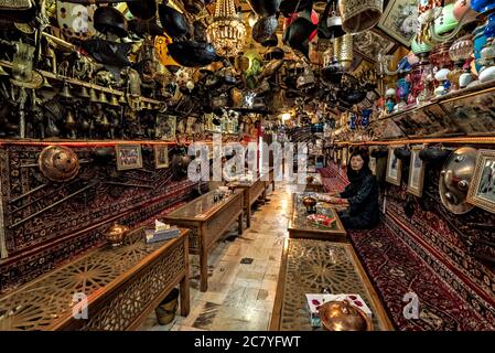 La famosa sala da tè Azadegan Cafe con la sua famosa decorazione scomoda appesa al soffitto, Isfahan, Iran Foto Stock