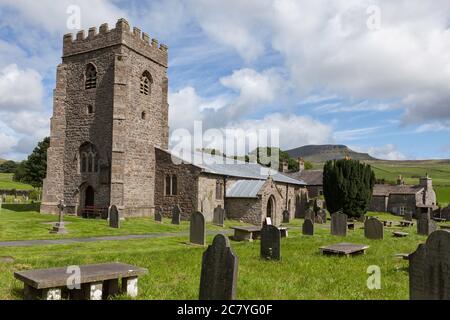 Chiesa parrocchiale di San Oswald nel villaggio Yorkshire Dales di Horton a Ribblesdale Foto Stock