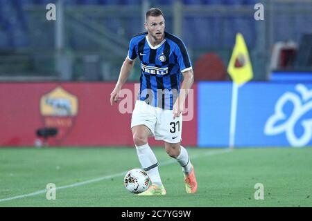 Roma, Italia. 19 luglio 2020. Milano Skriniar del FC Inter durante la Serie A match tra Roma e Inter Milan allo Stadio Olimpico, Roma, Italia, il 19 luglio 2020. Foto di Luca Pagliaricci. Solo per uso editoriale, licenza richiesta per uso commerciale. Nessun utilizzo nelle scommesse, nei giochi o nelle pubblicazioni di un singolo club/campionato/giocatore. Credit: UK Sports Pics Ltd/Alamy Live News Foto Stock