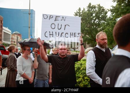 Indianapolis, Stati Uniti. 19 luglio 2020. Un protetore tiene un cartello che dice Apri le nostre Chiese durante il noi non rispetteremo anti maschera rally.People protesta contro sia il sindaco di Indianapolis Joe Hogsett's maschera ordine e il governatore dell'Indiana Eric Holcomb estensione della chiusura dello stato. Il Dipartimento della Salute degli Stati Uniti ha registrato un totale di 3,898,550 infezioni, 143,289 decessi e 1,802,338 rinvenuti dall'inizio dell'epidemia di Coronavirus (Covid-19). Credit: SOPA Images Limited/Alamy Live News Foto Stock