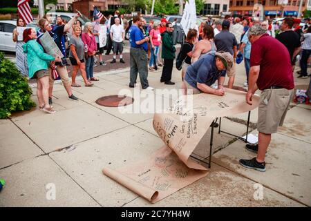 Indianapolis, Stati Uniti. 19 luglio 2020. I manifestanti firmano un banner da lasciare alle porte dello Statehouse durante il We Will Not Aconda anti maschera rally.People protesta contro sia il sindaco di Indianapolis Joe Hogsett's maschera ordine e l'estensione del governatore dell'Indiana Eric Holcomb della chiusura dello stato. Il Dipartimento della Salute degli Stati Uniti ha registrato un totale di 3,898,550 infezioni, 143,289 decessi e 1,802,338 rinvenuti dall'inizio dell'epidemia di Coronavirus (Covid-19). Credit: SOPA Images Limited/Alamy Live News Foto Stock