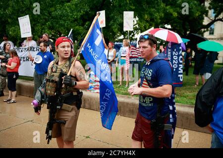 Indianapolis, Stati Uniti. 19 luglio 2020. Un gruppo di uomini portano fucili in stile AR-15 durante il We Will non conformarsi anti maschera rally.People protesta contro sia il sindaco di Indianapolis Joe Hogsett's maschera ordine e il governatore dell'Indiana Eric Holcomb estensione dello stato di chiusura. Il Dipartimento della Salute degli Stati Uniti ha registrato un totale di 3,898,550 infezioni, 143,289 decessi e 1,802,338 rinvenuti dall'inizio dell'epidemia di Coronavirus (Covid-19). Credit: SOPA Images Limited/Alamy Live News Foto Stock