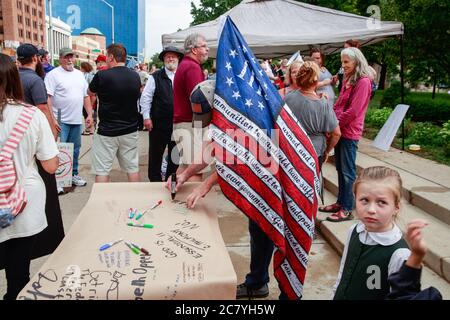 Indianapolis, Stati Uniti. 19 luglio 2020. I manifestanti firmano un banner da lasciare alle porte dello Statehouse durante il We Will Not Aconda anti maschera rally.People protesta contro sia il sindaco di Indianapolis Joe Hogsett's maschera ordine e l'estensione del governatore dell'Indiana Eric Holcomb della chiusura dello stato. Il Dipartimento della Salute degli Stati Uniti ha registrato un totale di 3,898,550 infezioni, 143,289 decessi e 1,802,338 rinvenuti dall'inizio dell'epidemia di Coronavirus (Covid-19). Credit: SOPA Images Limited/Alamy Live News Foto Stock