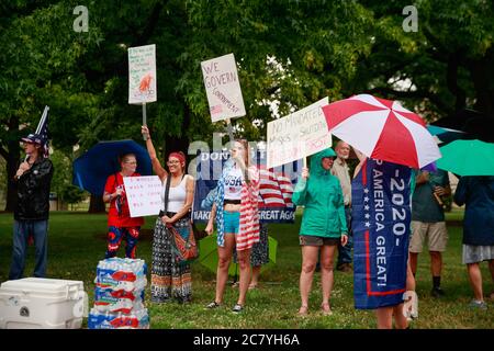 Indianapolis, Stati Uniti. 19 luglio 2020. I manifestanti tengono i cartelli durante il noi non rispetteremo l'anti maschera rally.People protesta contro sia il sindaco di Indianapolis Joe Hogsett's maschera ordine e l'estensione del governatore dell'Indiana Eric Holcomb della chiusura di stato. Il Dipartimento della Salute degli Stati Uniti ha registrato un totale di 3,898,550 infezioni, 143,289 decessi e 1,802,338 rinvenuti dall'inizio dell'epidemia di Coronavirus (Covid-19). Credit: SOPA Images Limited/Alamy Live News Foto Stock