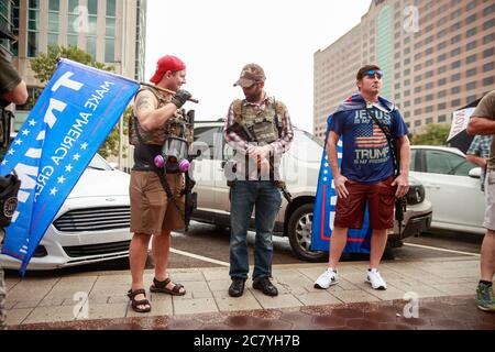 Indianapolis, Stati Uniti. 19 luglio 2020. Un gruppo di uomini portano fucili in stile AR-15 durante il We Will non conformarsi anti maschera rally.People protesta contro sia il sindaco di Indianapolis Joe Hogsett's maschera ordine e il governatore dell'Indiana Eric Holcomb estensione dello stato di chiusura. Il Dipartimento della Salute degli Stati Uniti ha registrato un totale di 3,898,550 infezioni, 143,289 decessi e 1,802,338 rinvenuti dall'inizio dell'epidemia di Coronavirus (Covid-19). Credit: SOPA Images Limited/Alamy Live News Foto Stock