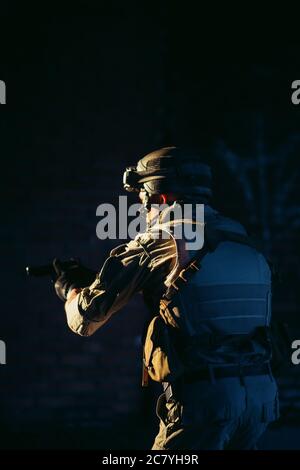 Marines americani nel deserto vicino al blockpost Foto Stock