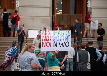 Indianapolis, Stati Uniti. 19 luglio 2020. Un protester tiene un cartello durante il noi non rispetteremo la maschera anti rally.People protesta contro sia il sindaco di Indianapolis Joe Hogsett's maschera ordine e l'estensione del governatore dell'Indiana Eric Holcomb della chiusura dello stato. Il Dipartimento della Salute degli Stati Uniti ha registrato un totale di 3,898,550 infezioni, 143,289 decessi e 1,802,338 rinvenuti dall'inizio dell'epidemia di Coronavirus (Covid-19). Credit: SOPA Images Limited/Alamy Live News Foto Stock