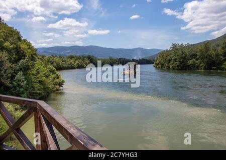 Casa solitaria sul fiume Drina vicino alla Bajina basta in Serbia Foto Stock