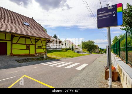 La Chiesa Saint-Pierre è un comune di 173 abitanti della Borgogna-Franche-Comté nel dipartimento del territorio di Belfort. Foto Stock