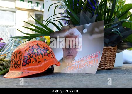 Kiev, Ucraina. 20 luglio 2020. Svelare un monumento a Pavlo Sheremet, giornalista con l'ucraino Pravda, morto in un'esplosione di una bomba a a Kyiv il 20 luglio 2016. (Foto di Aleksandr Gusev/Pacific Press) Credit: Pacific Press Agency/Alamy Live News Foto Stock