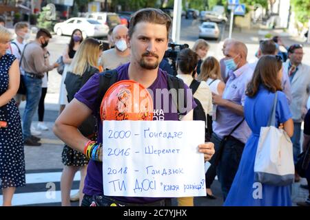 Kiev, Ucraina. 20 luglio 2020. Svelare un monumento a Pavlo Sheremet, giornalista con l'ucraino Pravda, morto in un'esplosione di una bomba a a Kyiv il 20 luglio 2016. (Foto di Aleksandr Gusev/Pacific Press) Credit: Pacific Press Agency/Alamy Live News Foto Stock