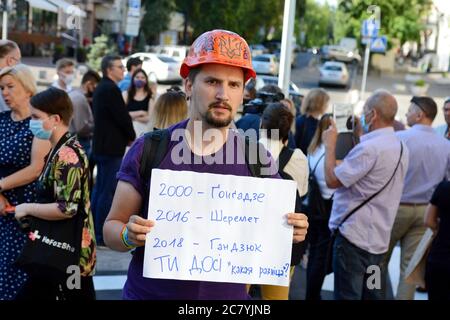 Kiev, Ucraina. 20 luglio 2020. Svelare un monumento a Pavlo Sheremet, giornalista con l'ucraino Pravda, morto in un'esplosione di una bomba a a Kyiv il 20 luglio 2016. (Foto di Aleksandr Gusev/Pacific Press) Credit: Pacific Press Agency/Alamy Live News Foto Stock
