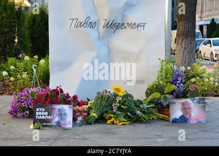 Kiev, Ucraina. 20 luglio 2020. Svelare un monumento a Pavlo Sheremet, giornalista con l'ucraino Pravda, morto in un'esplosione di una bomba a a Kyiv il 20 luglio 2016. (Foto di Aleksandr Gusev/Pacific Press) Credit: Pacific Press Agency/Alamy Live News Foto Stock