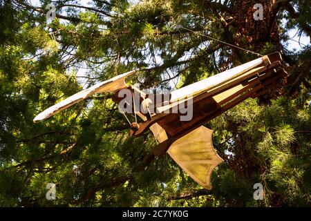 AMBOISE, FRANCIA - 16 LUGLIO 2018: Modello di ali inventato da Leonardo da Vinci esposto nel parco del Castello di Clos luce, dove visse negli ultimi anni Foto Stock