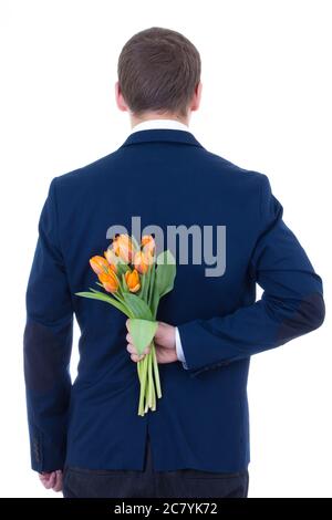 uomo che nasconde bouquet di fiori dietro la schiena isolato su sfondo bianco Foto Stock