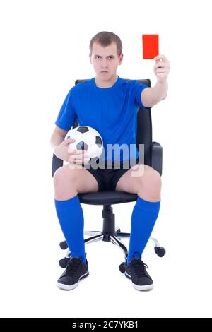 uomo arrabbiato in uniforme guardando il gioco di calcio e mostrando la carta rossa isolata su sfondo bianco Foto Stock