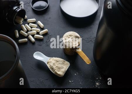 vari supplementi sportivi su sfondo nero Foto Stock