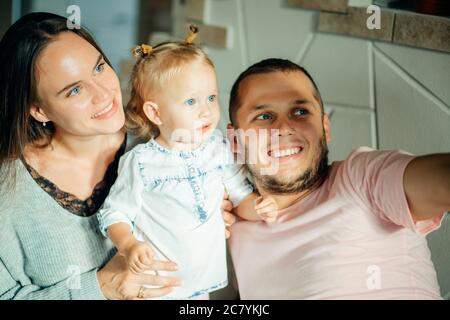 Ritratto di una famiglia felice di prendere una selfie a casa Foto Stock