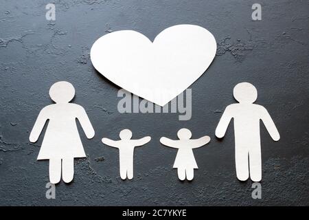 famiglia di carta e cuore su sfondo nero Foto Stock