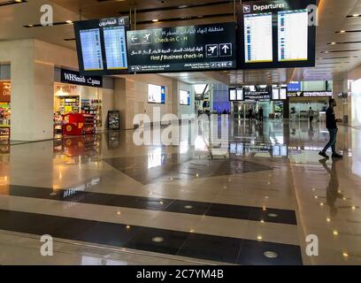 Muscat, Oman - 16 febbraio 2020: Interno del terminal delle partenze all'aeroporto internazionale di Muscat, Oman. Foto Stock