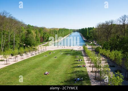 Persone che si rilassano nel bellissimo parco pubblico di Sceaux vicino a Parigi (Francia) in sole primavera giorno. Persone pic-nic e passeggiata vicino al canale. Foto Stock