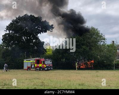 Londra, Regno Unito. 19 luglio 2020; Tooting fuoco comune - i pompieri affrontano prontamente accreditamento: Notizie dal vivo di Jonny Abbas/Alamy Foto Stock