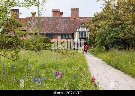 Fronte a timpano del Great Dixter Manor, costruito intorno al 1450, visto attraverso parte del fronte Prato di Christopher Lloyd: Northiam, East Sussex, Inghilterra, UK Foto Stock